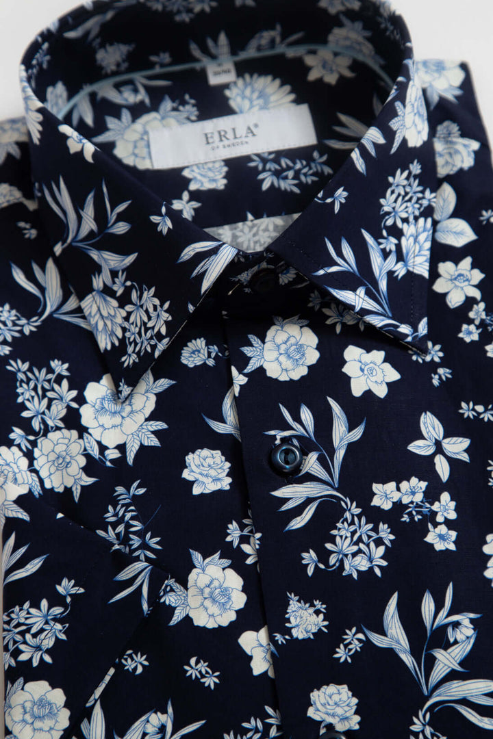 Marinblå kortärmad blommig skjorta